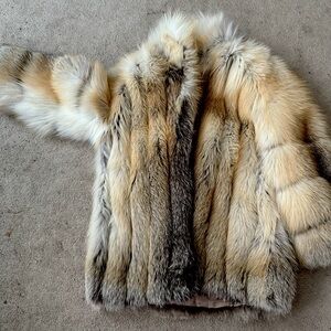 Plush real vintage fox fur coat. Mint condition. Light weight, odor free. Fab